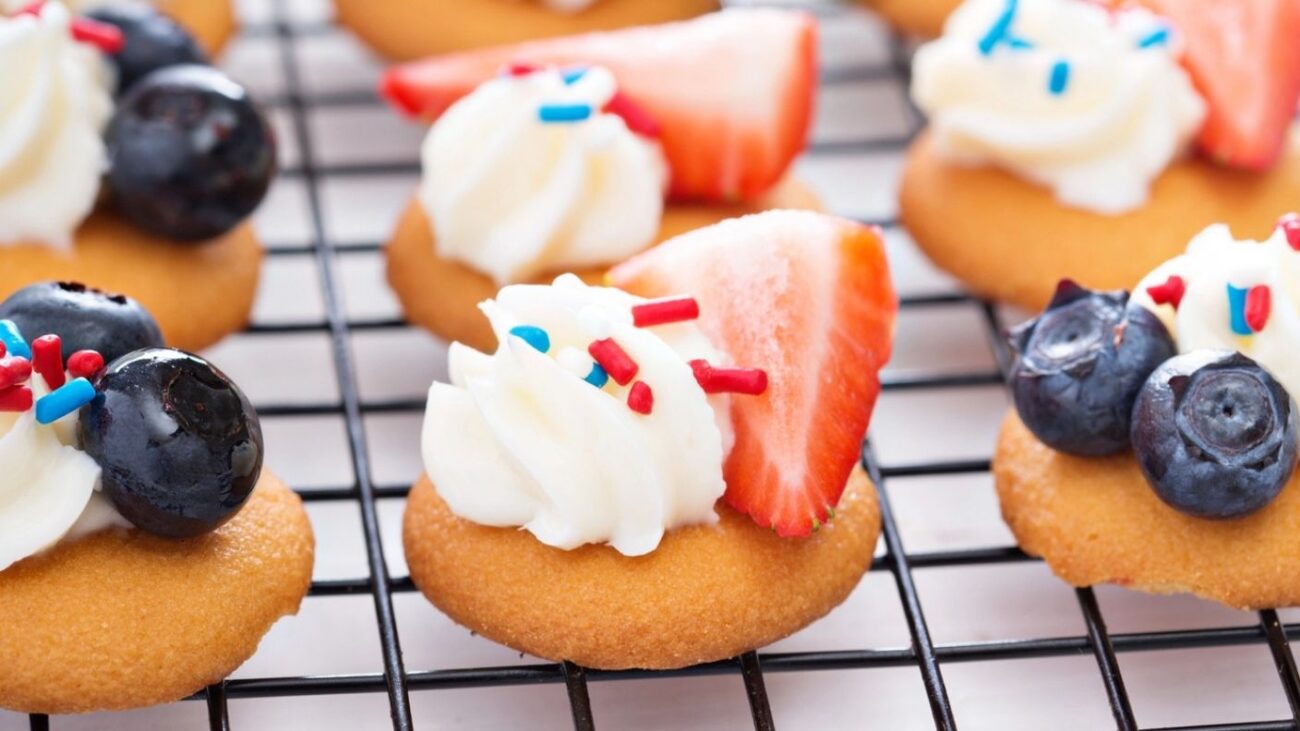 4th of july treats with vanilla wafers