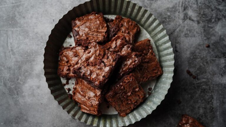 Baking Brownies in a Round Cake Pan: Tips & Tricks