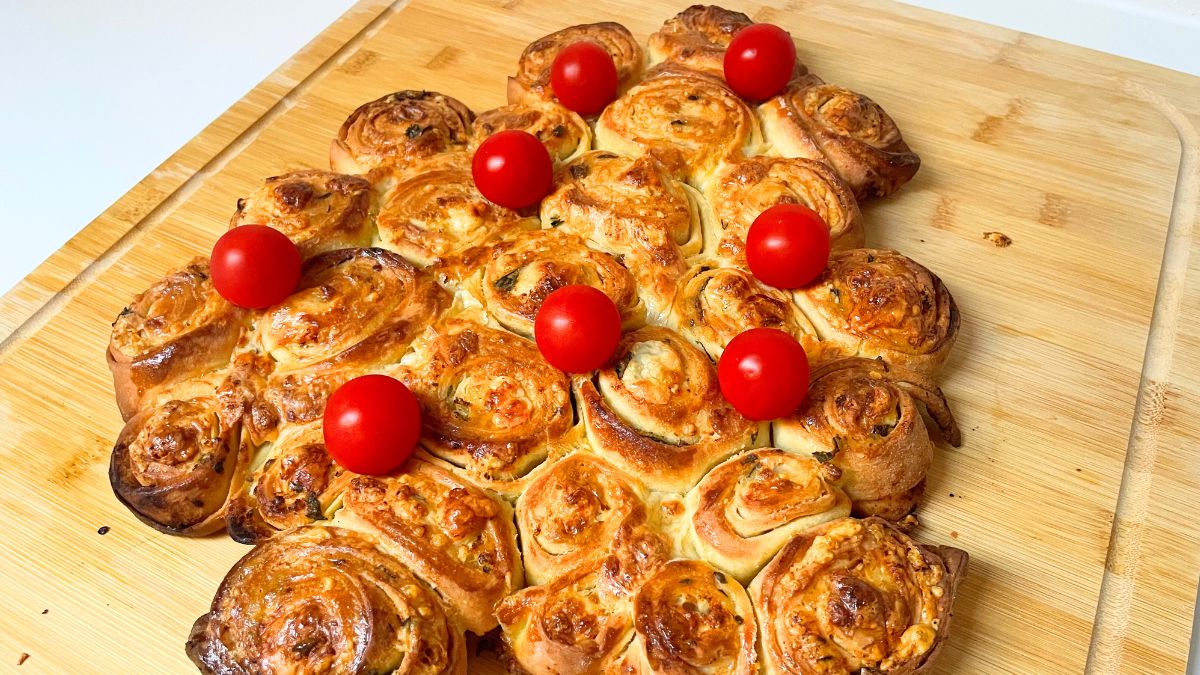 Christmas Tree Garlic Bread Pull Apart preparation