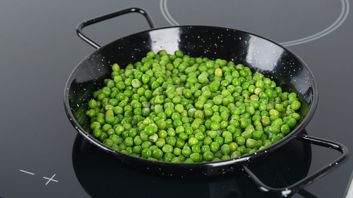 Cooking Frozen Peas in a Pan