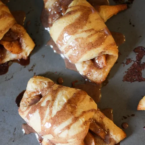 Delicious and Easy Apple Pie Crescent Rolls with Cinnamon Icing LOVE these fall flavors 17