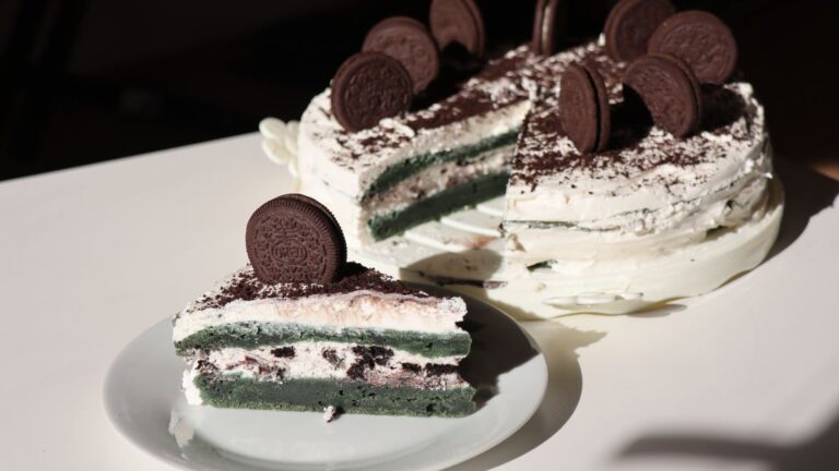 Green Velvet Cheesecake (Recipe with Oreos)