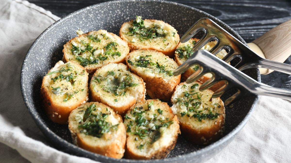How to Cook Frozen Garlic Bread in the Microwave