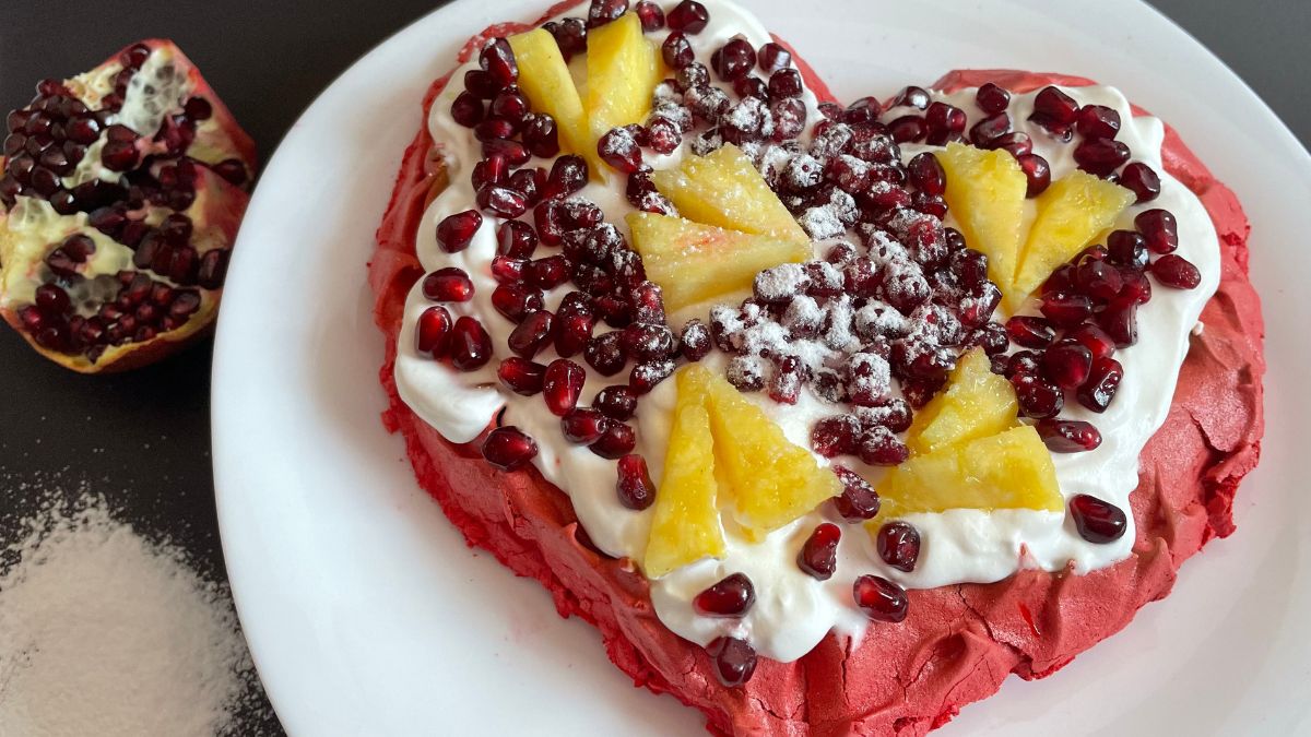 Red Velvet Pavlova Cake making