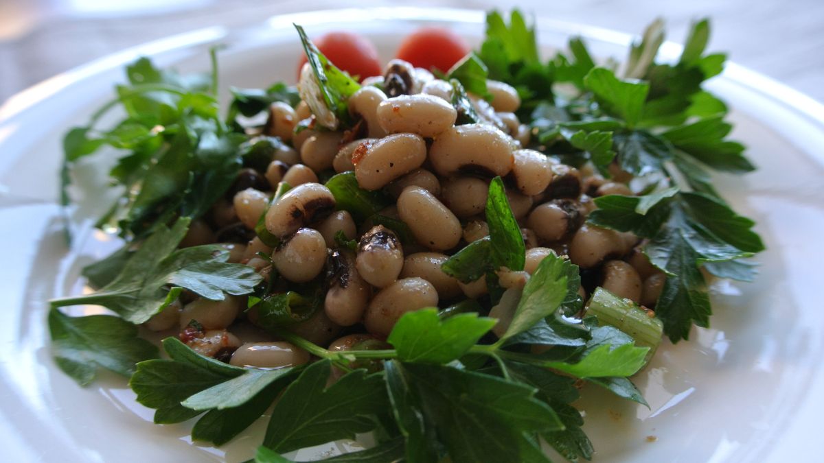Seasoned Black-Eyed Peas in a Salad
