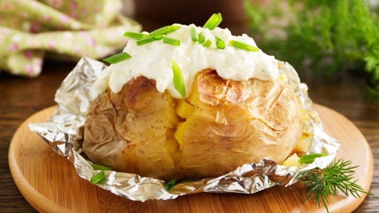 5 Amazing Sour Cream Substitutes for Baked Potatoes