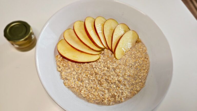 Stovetop Healthy Apple Pie Oatmeal [Breakfast Recipe Idea]