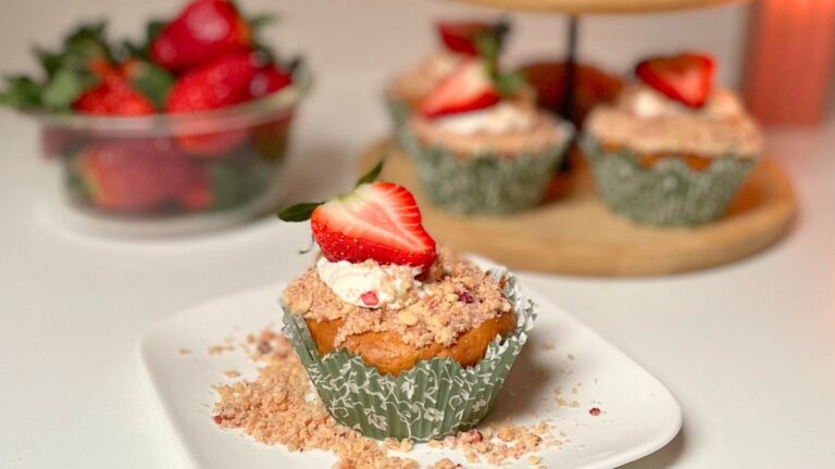 Easy Strawberry Crunch Cupcakes Recipe