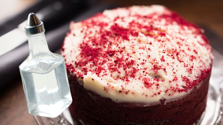 Substitutes for Vinegar in Red Velvet Cake [3 Best Options]