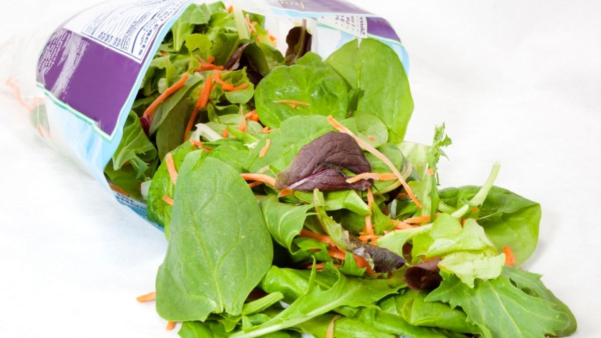 The Paper Towel Trick That Keeps Your Bagged Salad Fresh for 10 Days