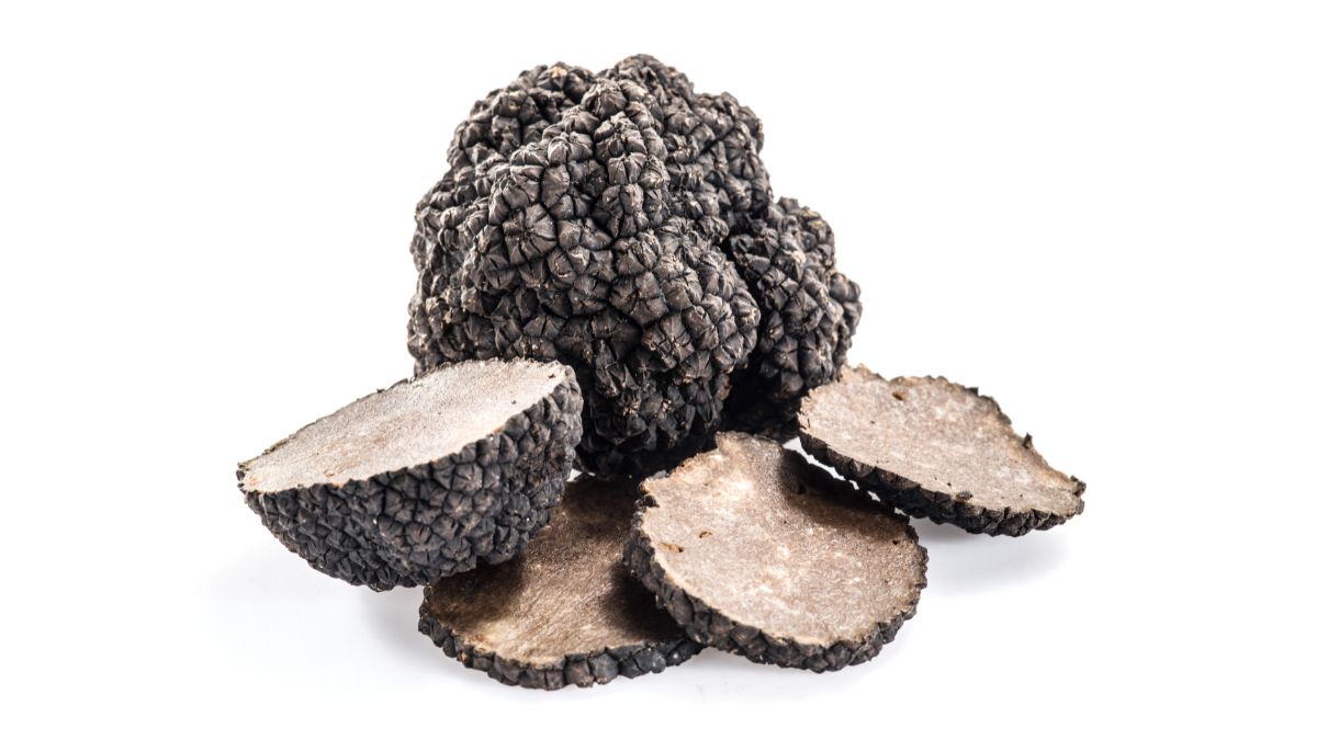 Truffles in whole and sliced