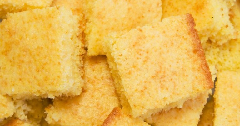 What Does Cornbread Taste Like? Does It Go With Meat?