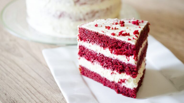 What Filling Goes With Red Velvet Cake? 7 Ideas