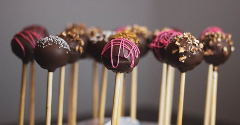How Much to Charge for Cake Pops? How to Sell Them From Home?