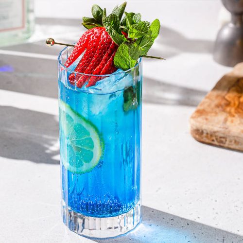 blue gin and tonic with blue curacao liqueur 0004