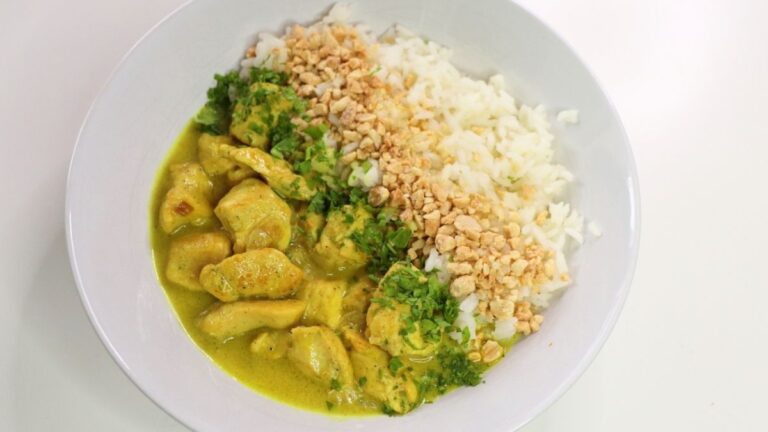 chicken curry and rice with peanuts