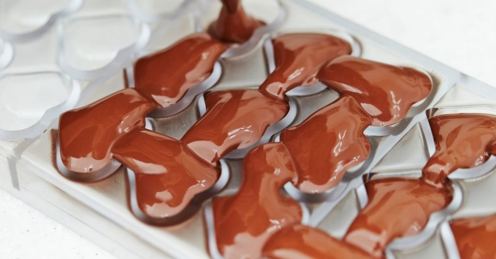 how to stop chocolate sticking to plastic molds