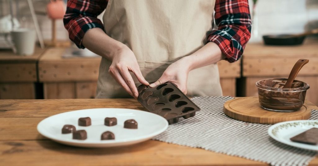 how to stop chocolate sticking to plastic molds 
