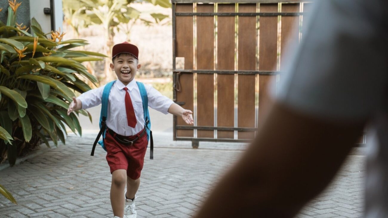 kid coming home from school