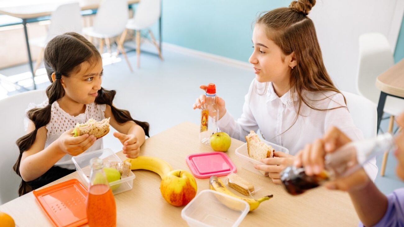 kid eating with friends