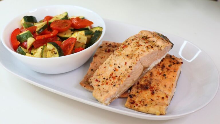 Oven-Baked Salmon with Vegetables: A Scrumptious Must-Try!