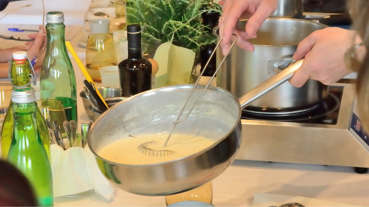 preparation of bearnaise sauce in a saucepan