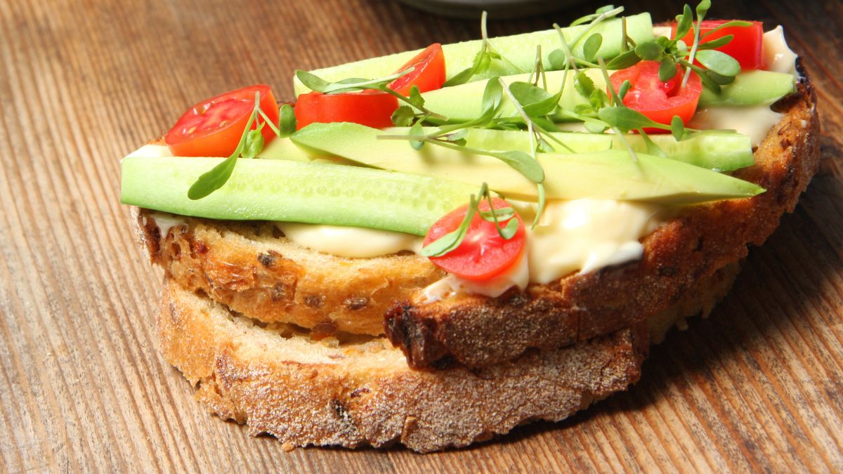 sandwich with bearnaise sauce healthy bread and vegetables