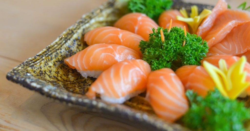 what does raw salmon taste like