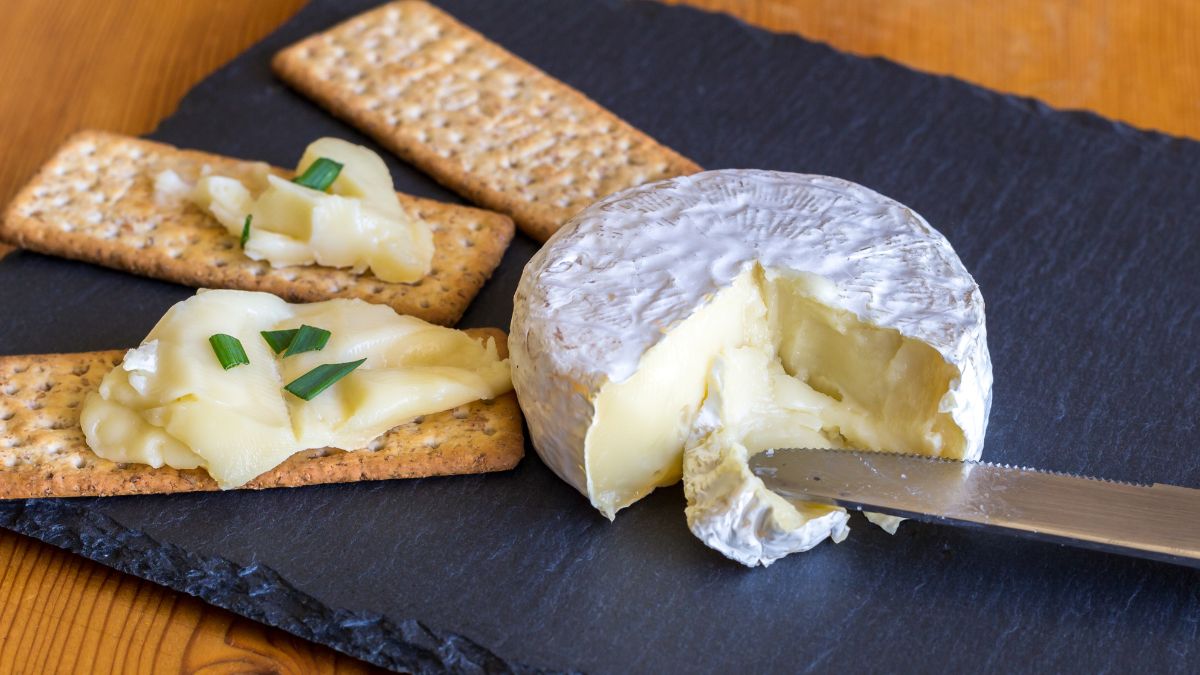 whole wheat crackers and brie